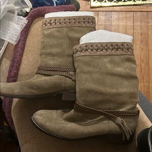 Chic Women's Tan Heeled Boots